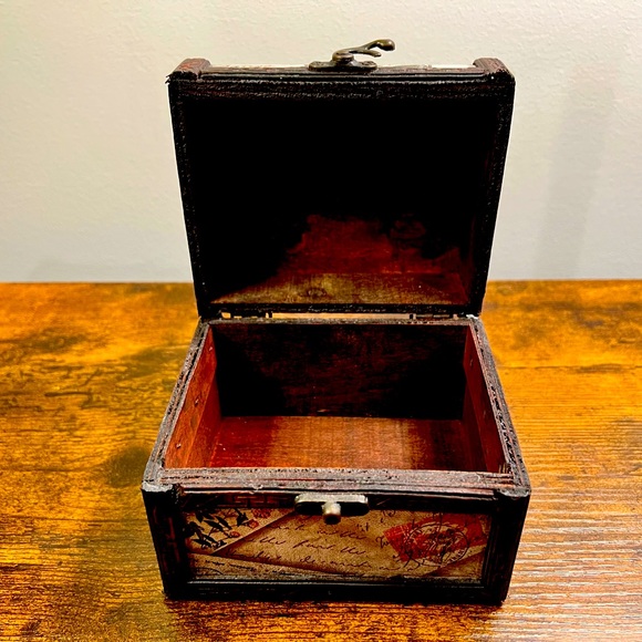 Vintage Jewlry Box/ Decorative Jewlry Box - Picture 6 of 7